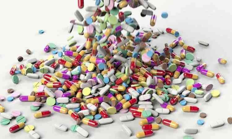 vrios comprimidos e cpsulas de medicamentos