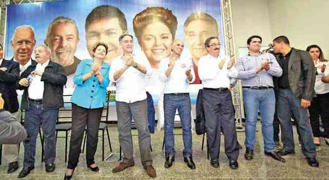 Acompanhada de Josu Gomes, Lula e Pimentel, Dilma se reuniu em Montes Claros com cerca de 120 prefeitos(foto: Solon Queiroz/Esp. EM )