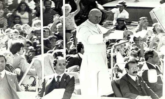 A visita de João Paulo II a Belo Horizonte, em 1980, parou a cidade(foto: Arquivo EM - 01/02/1980) A visita de João Paulo II a Belo Horizonte, em 1980, parou a cidade(foto: Arquivo EM - 01/02/1980)