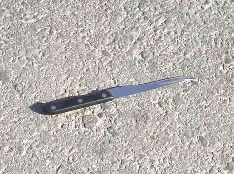 Mulher cravou a faca nas costas do companheiro em Contagem. Ela relatou aos militares que era vtima de violncia domstica(foto: Wikimedia Commons)