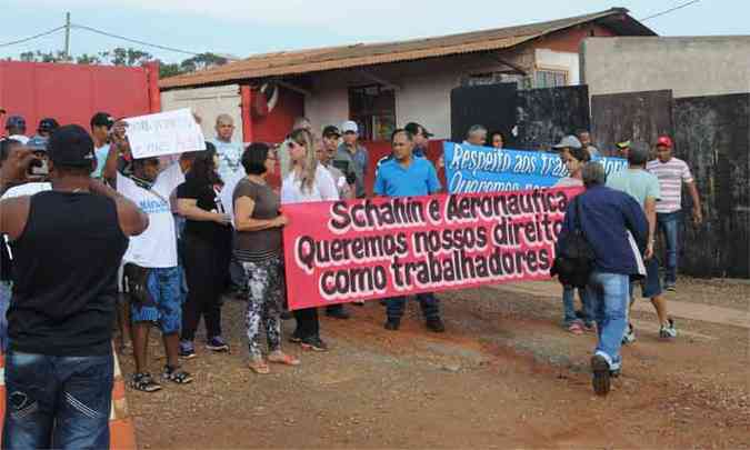 Antes de entrar com ao na Justia, ex-funcionrios protestaram contra o no pagamento de direitos trabalhistas(foto: Paulo Filgueiras/EM/D.A Press)