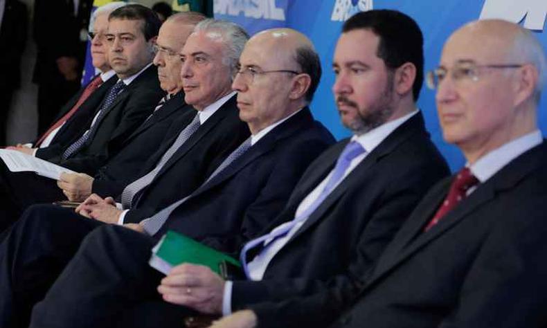 Cerimnia de assinatura de MP com Medidas do Programa de Manuteno e Gerao de Empregos nesta quinta-feira. Na foto,o presidente Michel Temer acompanhado do ministro-chefe da Casa Civil, Eliseu Padilha e do Ministro da Fazenda, Henrique Meirelles (foto: Marcos Correa/PR)