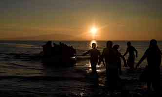 Refugiados chegam de barco  ilha de Lesbos, na Grcia(foto: AFP/ARIS MESSINIS)