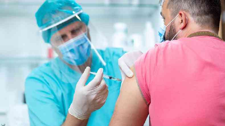 Profissionais de sade e idosos devem ser os primeiros a receberem as vacinas, quando e se elas forem aprovadas(foto: Getty Images)