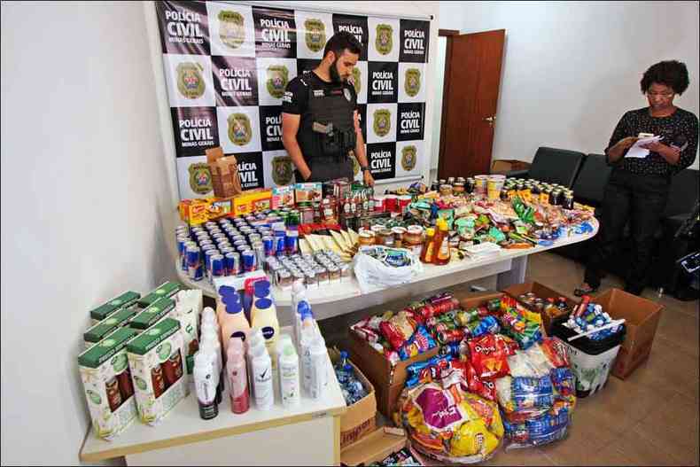 Cerca de R$ 10 mil em alimentos foram apreendidos na casa de homem preso: polcia afirma que produtos foram comprados com auxlio irregular para posterior revenda(foto: Edsio Ferreira/EM/D.A Press)