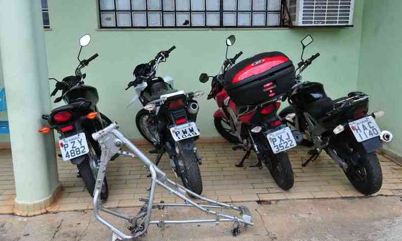 Quatro motocicletas furtadas foram apreendidas pela Polícia Civil durante o cumprimento dos mandados de busca e apreensão(foto: Ramon Lisboa/EM/D.A PRESS)