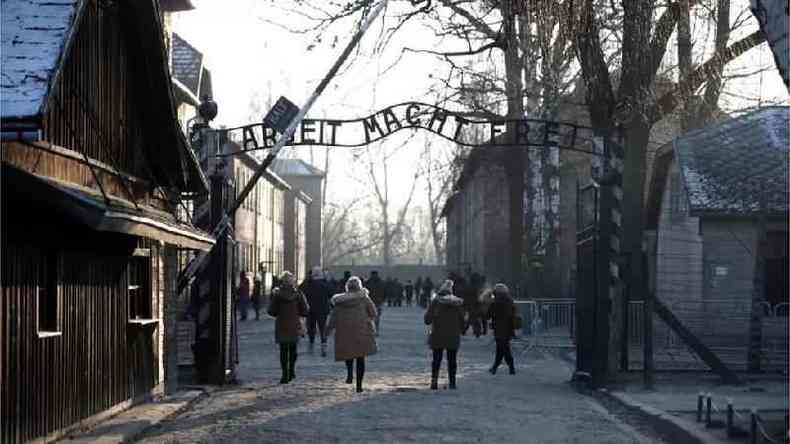 O porto com a frase 'O trabalho liberta' em Auschwitz, antigo campo de extermnio nazista