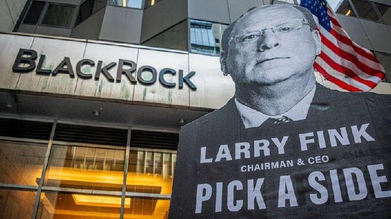 Cartaz de protesto durante manifestao em frente  sede da BlackRock em Manhattan, onde ocorreu sua reunio anual de acionistas
