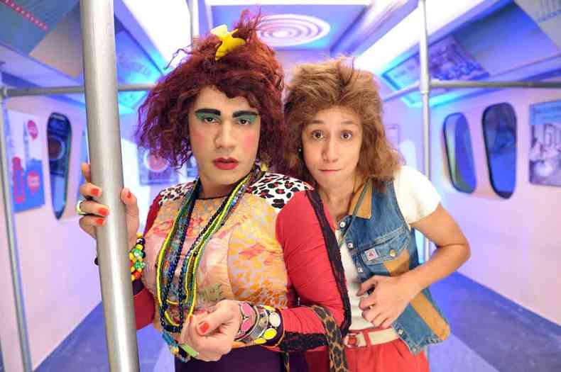 Rodrigo Sant'Anna e Thalita Carauta esto dentro do metr, caracterizados como as personagens Valria e Janete do programa Zorra total
