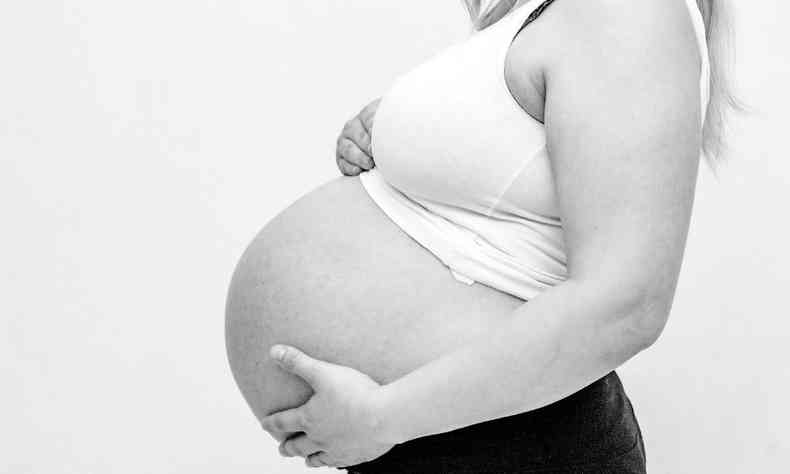 Foto em preto e branco de uma mulher grávida