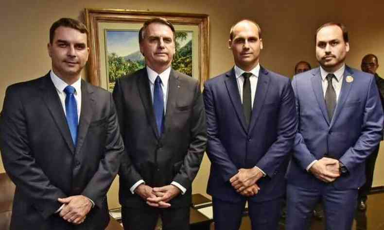 Flávio Bolsonaro, Jair Bolsonaro, Eduardo Bolsonaro e Carlos Bolsonaro(foto: Redes Sociais/Reprodução)