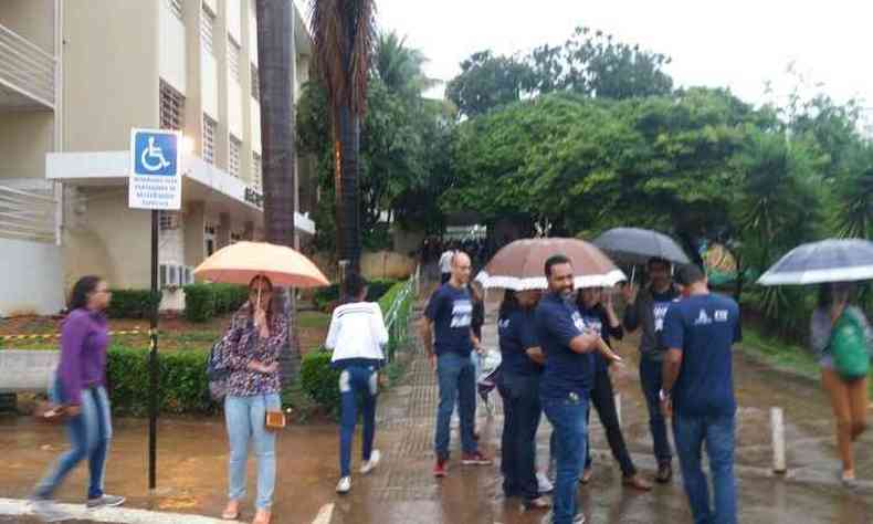 Estudantes encaram chuva para fazer provas do vestibular seriado da Universidade Estadual de Montes Claros (Unimontes)(foto: Luiz Ribeiro/EM/D.A Press )