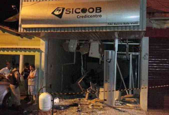Agncia de cooperativa ficou completamente destruda com a exploso(foto: Polcia Militar/Divulgao)