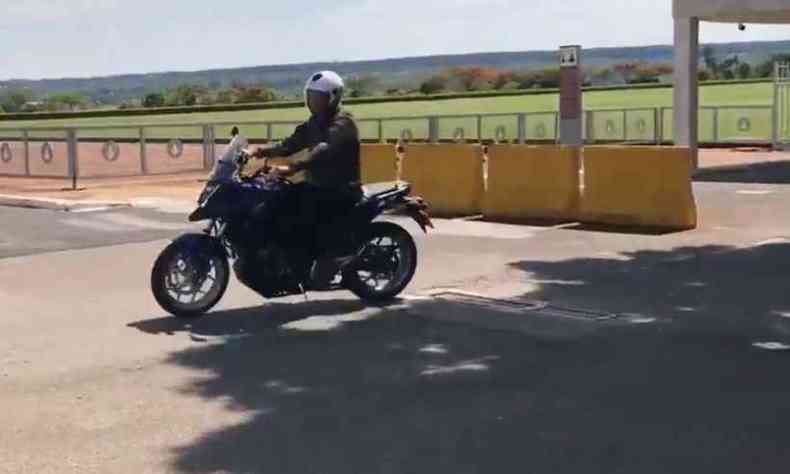 Bolsonaro deixou o Palcio da Alvorada neste domingo, 25, por volta das 9h40 para fazer um passeio de motocicleta por Braslia(foto: Reproduo/Twitter)