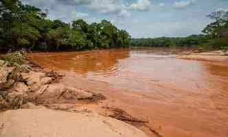 Aps o rompimento da barragem em Mariana, lama chegou ao Rio Doce(foto: Elvira Nascimento/Revista Caminhos Gerais )