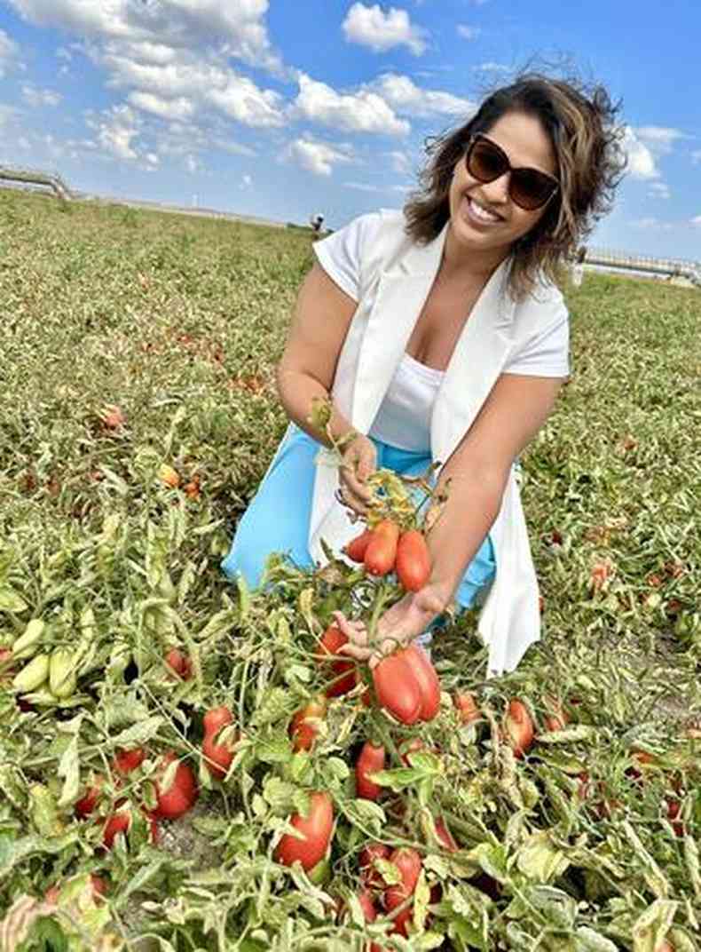Isabela Lapa em plantao de tomates na Itlia