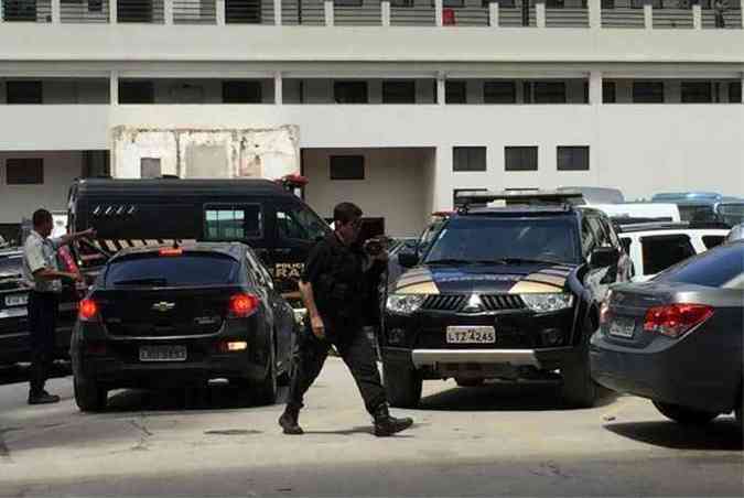 Agente chega  sede da Polcia Federal, no Rio de Janeiro, levando malotes (foto: Cristina ndio do Brasi/Agncia Brasil)