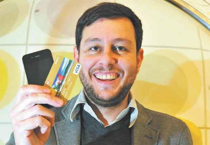 Santana Dardot, professor de mobile marketing, destaca as vantagens das transa��es pelo celular: conveni�ncia, seguran�a e simplicidade(foto: ALEXANDRE GUZANSHE/EM/D.A)