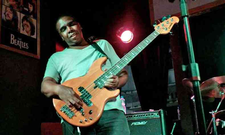 O baixista carioca Bombom diz que adora BH e tocar no Buena Vista, Soul, Jazz & Blues Festival (foto: Facebook/reproduo)