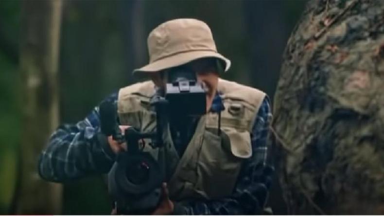 Captura de tela do polmico anncio da Seoul Milk - o vdeo de 52 segundos comea como um explorador do sexo masculino com uma cmera vagando pelas montanhas