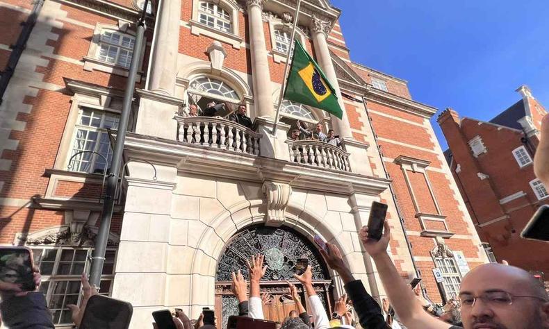 Apoiadores em frente a embaixada durante discurso do bolsonaro