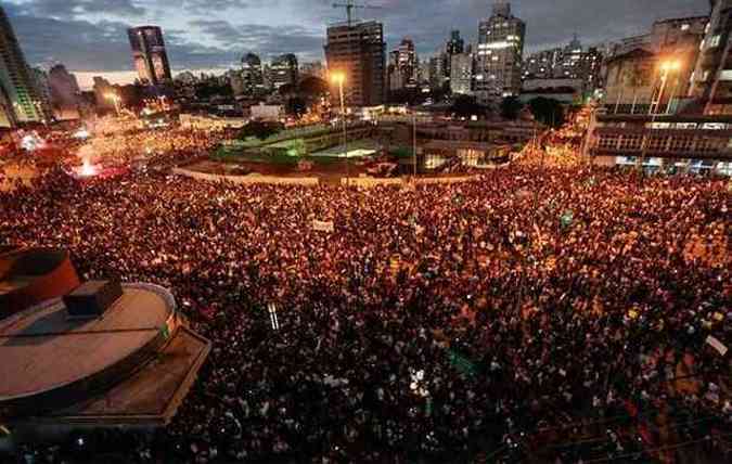 Em So Paulo, cerca de 65 mil pessoas se aglomeravam no Largo do Batata, na Zona Oeste da capital, na quinta manifestao em menos de 10 dias(foto: (Miguel SCHINCARIOL/AFP))