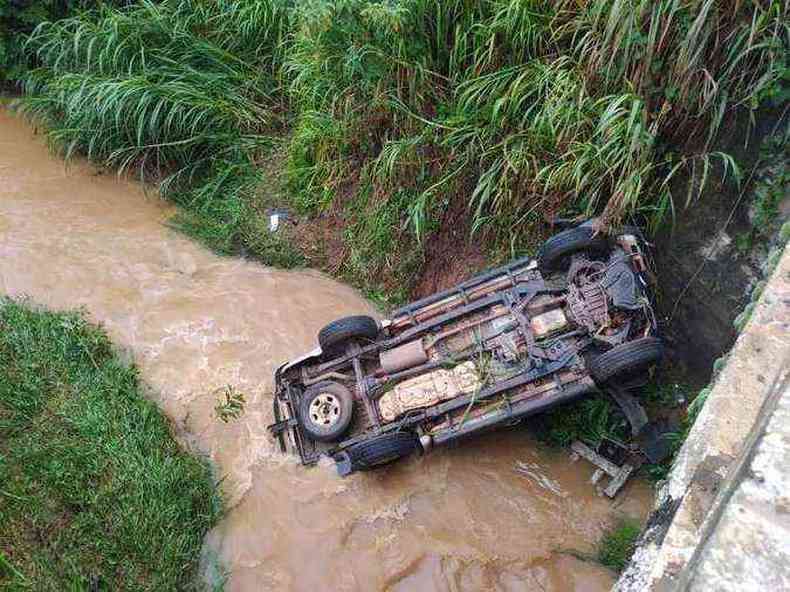 Na BR-267, em Marip de Minas, carro com cinco pessoas caiu em um ribeiro ontem. Uma mulher morreu(foto: Corpo de Bombeiros/Divulgao)