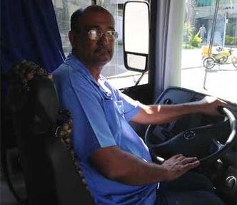 Motorista M�rio Gomes garante que nenhum passageiro fica de fora por causa do valor (foto: Fernanda Penna/EM/D.A.Press)