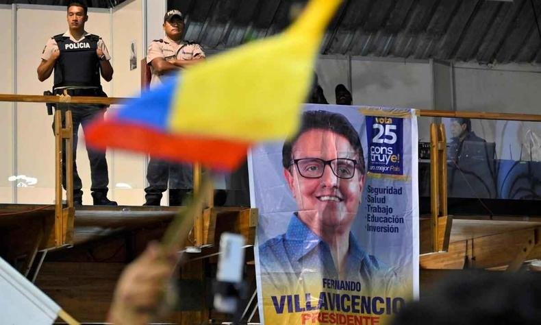 Ato em homenagem a Fernando Villavicencio, candidato à presidência do Equador morto a 11 dias do pleito(foto: Rodrigo Buendia/AFP) Ato em homenagem a Fernando Villavicencio, candidato à presidência do Equador assassinado