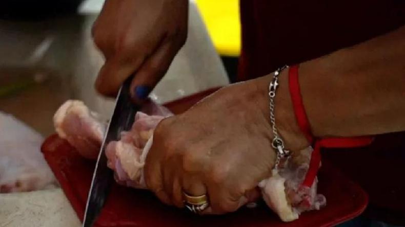 Lindinalva tem dificuldade em conseguir até sobras de carne(foto: BBC ) Lindinalva cortando carne