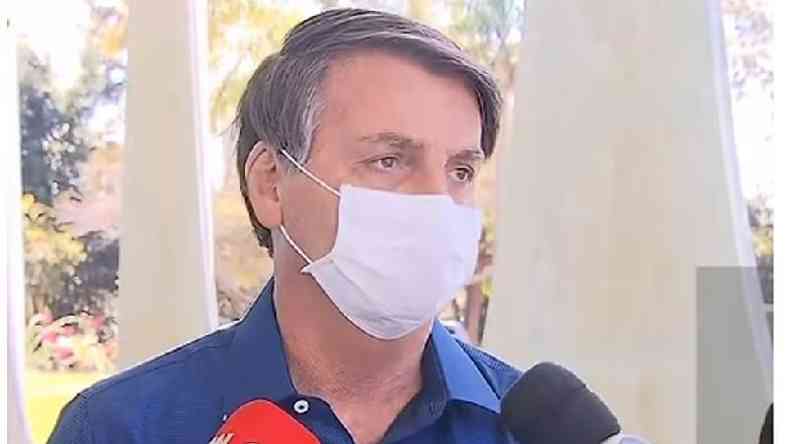 A jornalistas, nesta tera-feira (7), o presidente afirmou que teve os primeiros sintomas no domingo (5). Bolsonaro disse que chegou a ter 38 graus de febre na segunda-feira (6).(foto: Reproduo)