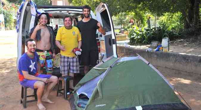 Acampados no Parque Lagoa do Nado, chilenos agora querem rodar o pas para descansar(foto: Leandro Couri/EM/DA Press)