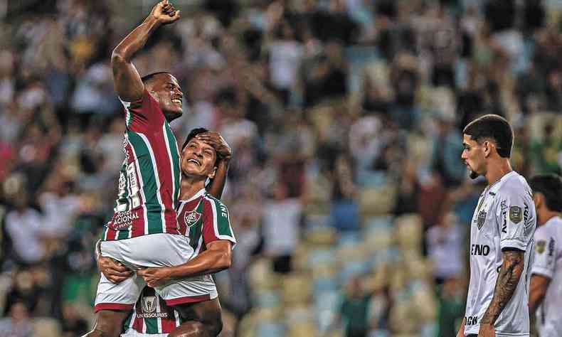 Jogadores do Fluminense comemoram um dos gols da vitria por 5 a 3, contra o Atltico, no Maracan, pela 10 rodada do Campeonato Brasileiro