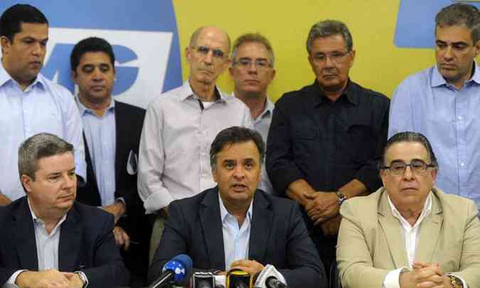 Ao lado de Antonio Anastasia e de Alberto Pinto Coelho e cercado por lideranas tucanas, Acio afirmou que os petistas tentam camuflar nmeros (foto: Leandro Couri/EM/D.A PRESS)