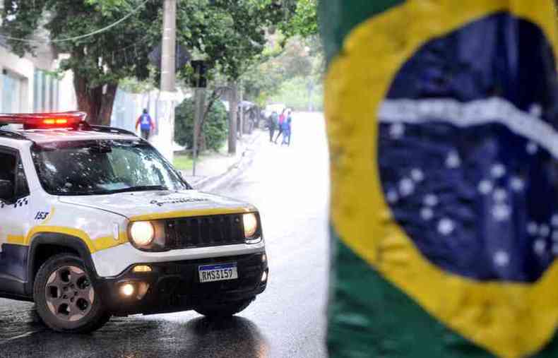 Carro da Guarda Municipal com bandeira do Brasil