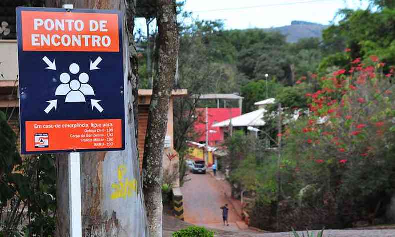 Placas alertam para local de encontro de famlias em caso de desastre em Itatiaiuu(foto: Gladyston Rodrigues/EM/D.A Press - 04/07/2019)