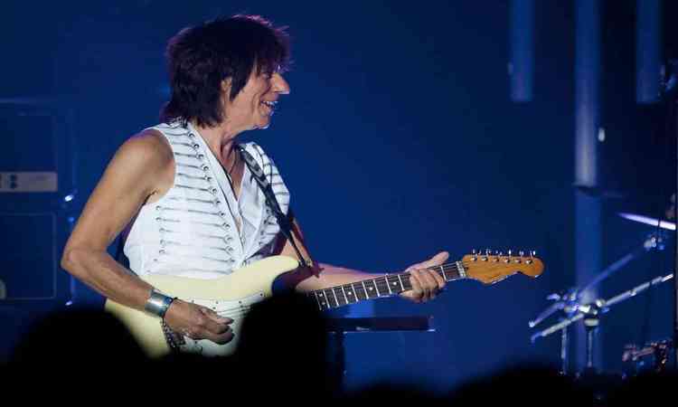 Jeff Beck toca guitarra no palco