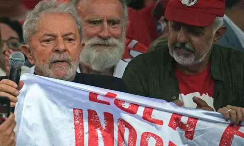 O ex-presidente Lula da Silva deixa a sede da Polcia Federal em Curitiba (foto: AFP / CARL DE SOUZA)