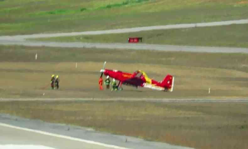 Aeronave vermelha sobre grama verde