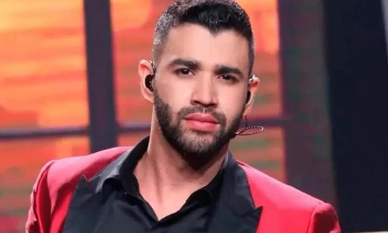 Gusttavo Lima sorri para fotos
