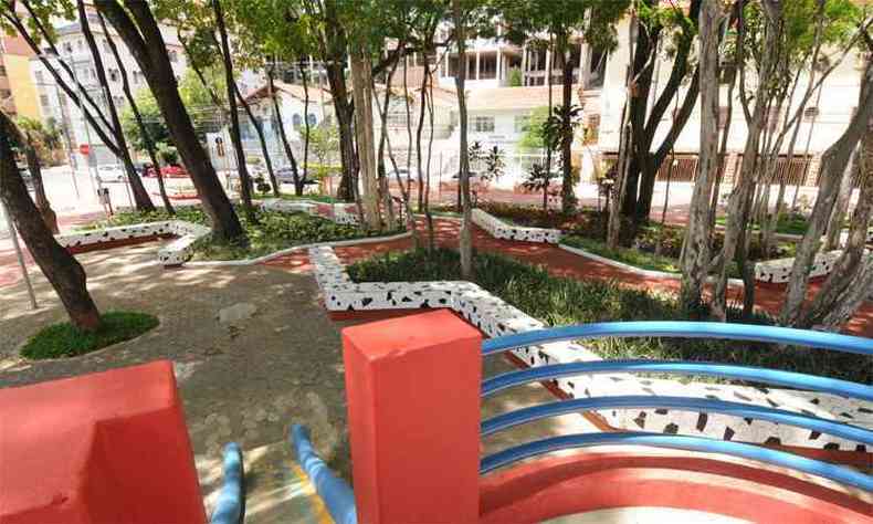 A Praa Guimares Rosa passou por revitalizao, com paisagismo, pintura no piso e recuperao de bancos e brinquedos(foto: Beto Novaes/EM/DA Press)