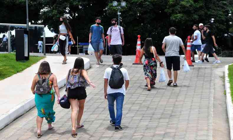 A imagem mostra estudantes indo realizar provas do Enem 2020, na universidade PUC Minas 