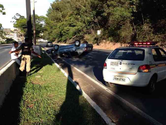 Um motorista perdeu o controle da direo e capotou na BR-356 perto do Ponteio Lar Shopping, na madrugada desta quinta-feiraEdsio Ferreira/EM/D.A.Press