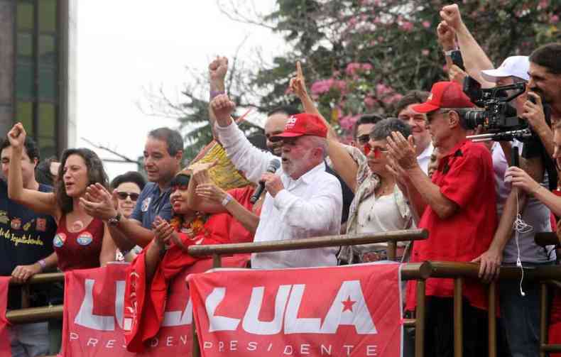 Lula em cima de trio durante campanha em Belo Horizonte