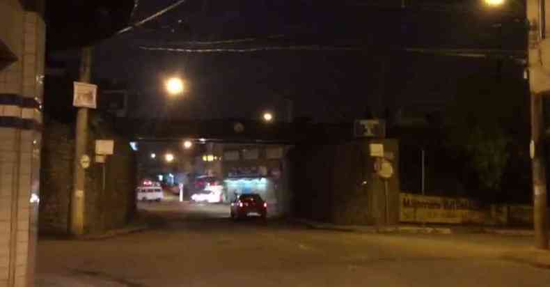 Vdeos feitos por moradores mostram momento em que sirenes foram disparadas de madrugada (foto: WhtsApp / Reproduo)