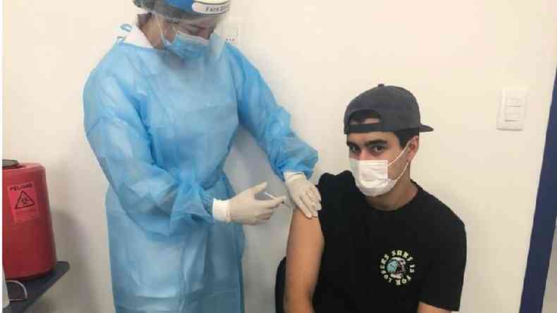 Abdel Perez foi vacinado no Uruguai na tera-feira, dois dias aps completar 18 anos(foto: Arquivo pessoal/BBC)