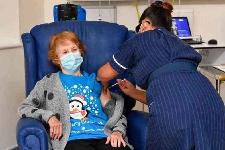 Prestes a completar 91 anos, Margaret Keenan est hospitalizada em Coventry, centro da Inglaterra (foto: Jacob King/POOL/AFP)