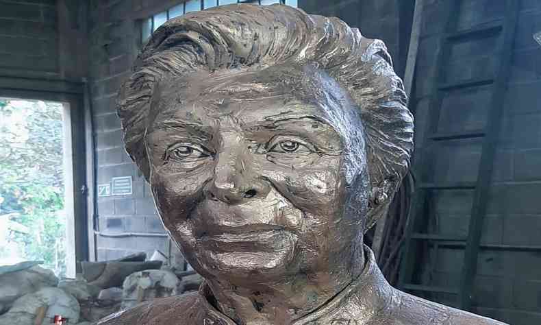 Escultura de Dona Lucinha