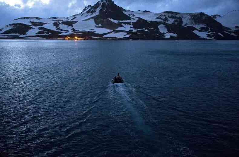 embarcao da marinha brasileira leva suprimentos para a Estao Antrtica Comandante Ferraz 