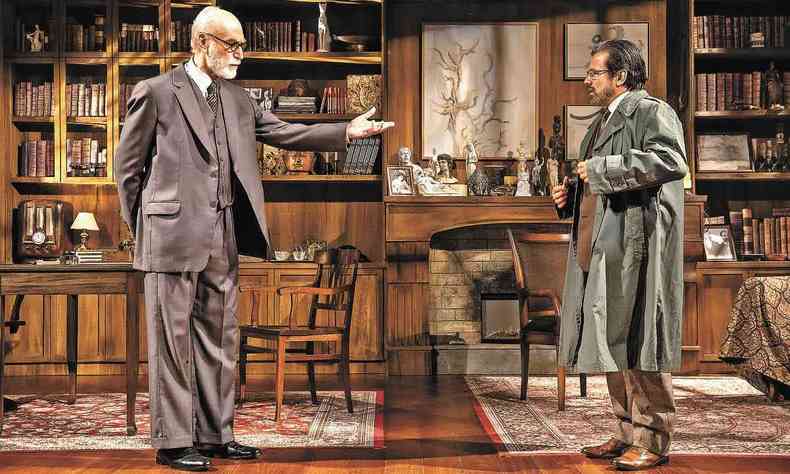 O ator Odilon Wagner, como Freud, aponta para Claudio Fontana, no papel de C.S.Lewis, na pea A ltima sesso de Freud. Ao fundo, v-se gabinete com cadeiras, estantes e objetos antigos 